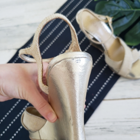 Lilly Pulitzer| Wedge Sandal Gold Textured Size 8.5 - Picture 6 of 9